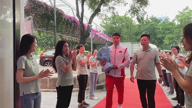 迎接益达代言人郑鹏飞