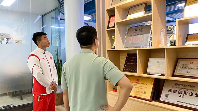 郑鹏飞参观益达公司